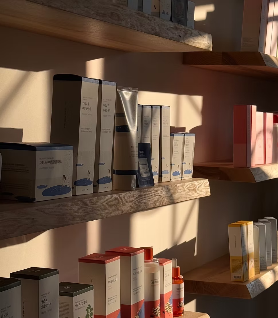 Інтер'єр магазину Svidomo з продукцією на полицях